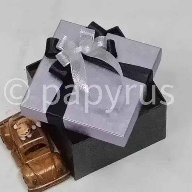 

PAPYRUS Kombinasi 15x15 Tinggi 8cm Kotak Kado Gift Box Hardbox Hampers V3