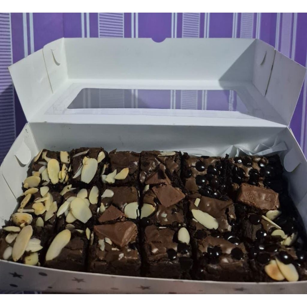 

FUDGY Brownies Panggang Dark Choclate / FUDGY Brownies Shiny crust Size M