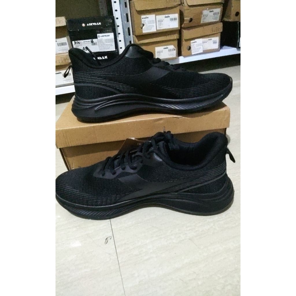 sepatu sekolah full hitam Diadora SZ 43