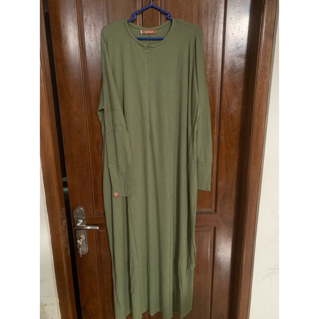 preloved noir abaya warna sage size L vvgc