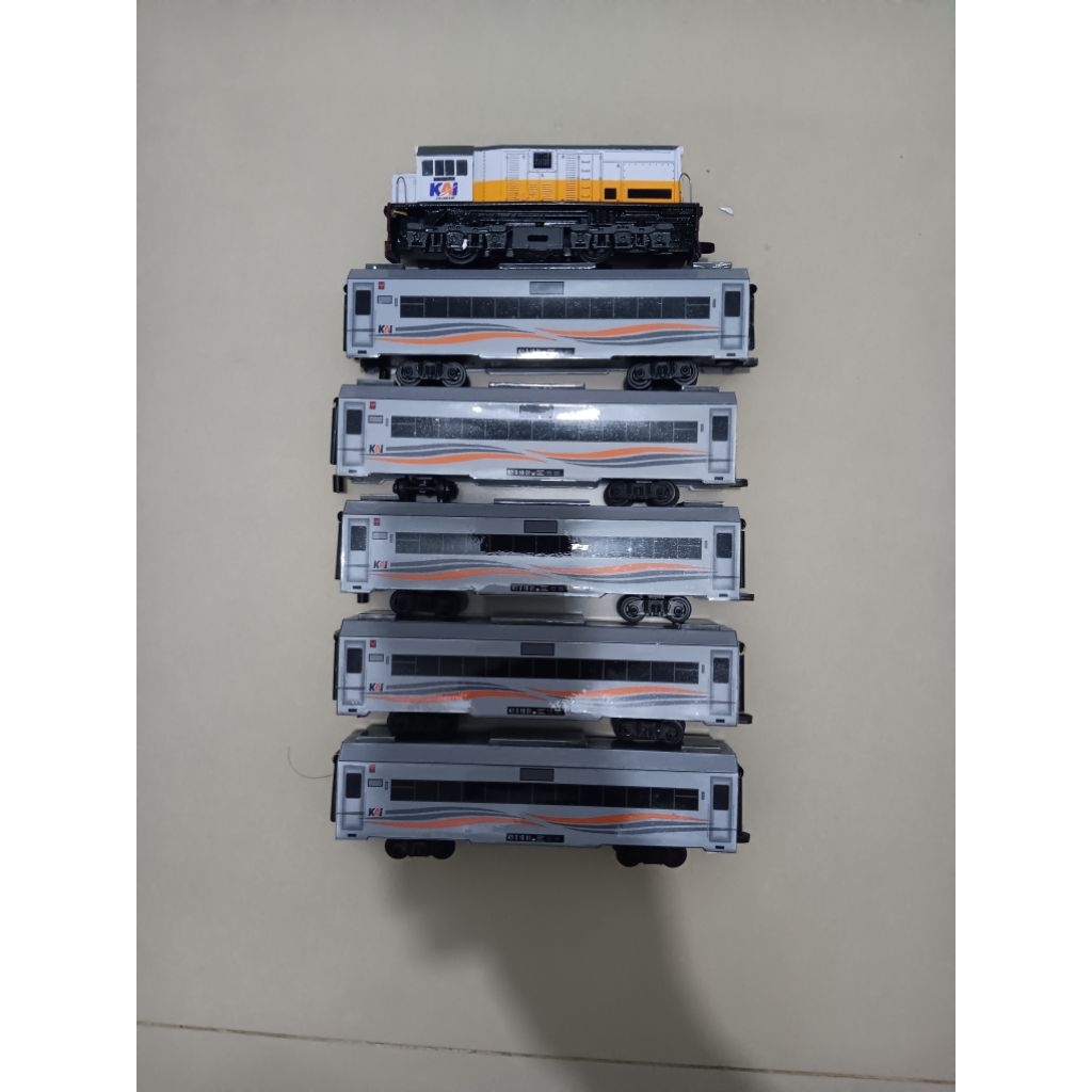 Lokomotif  mini cc 201+ gerbong eksekutif 5 pcs