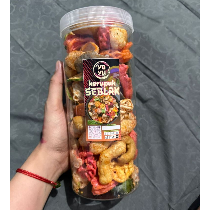 

Kerupuk Seblak Campur Pedas Gurih Jar 1300 ml / Seblak Mix Campur Pedas Daun Jeruk / Jajanan Viral