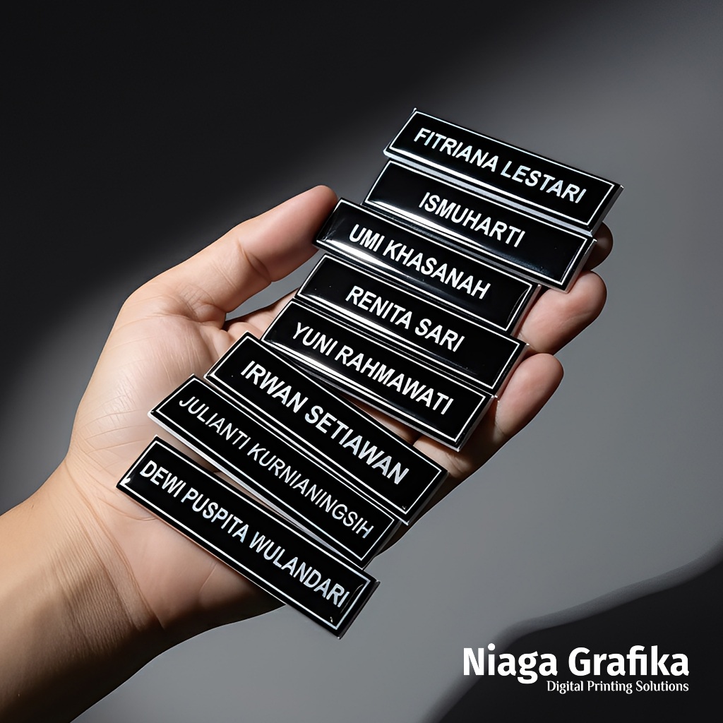 

Name Tag Peniti Premium | Papan Nama Dada Hitam Putih | Bros Nama-Custom Satuan