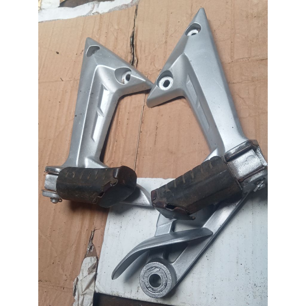 BUSTEP BELAKANG KANAN KIRI MOTOR YAMAHA JUPITER MX 135 OLD ORIGINAL COPOTAN