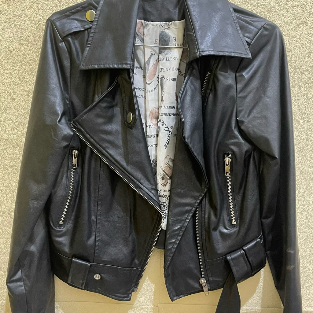 Preloved Jaket Kulit Hitam Wanita