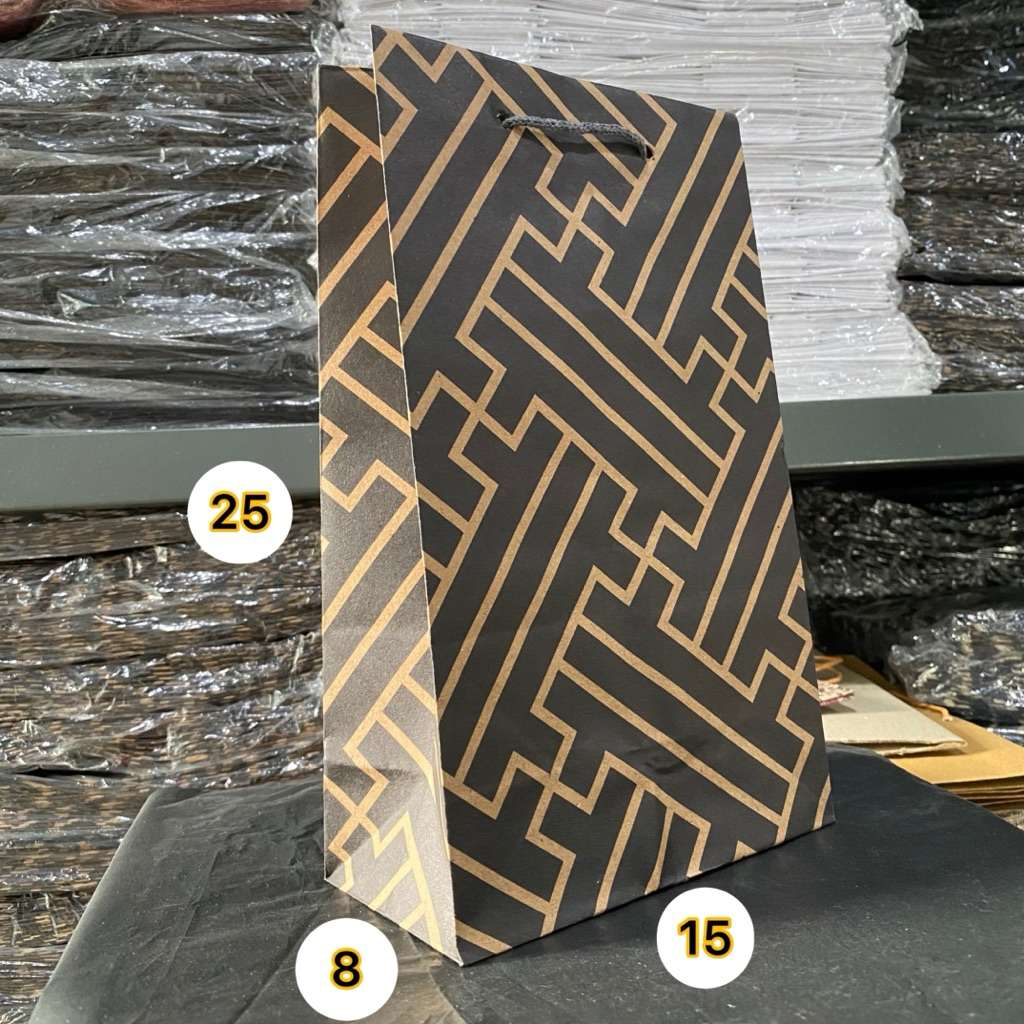 

Paperbag isi 1 lusin (12 tas) ukuran 25x15 motif hitam garis tinggi kecil