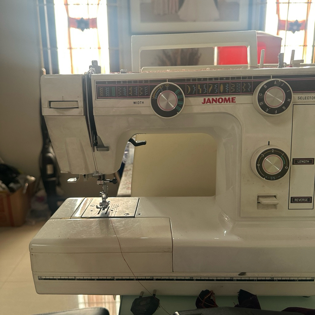 PRELOVED/ PERNAH DIPAKAI MESIN JAHIT PORTABLE JANOME MINUS BOX