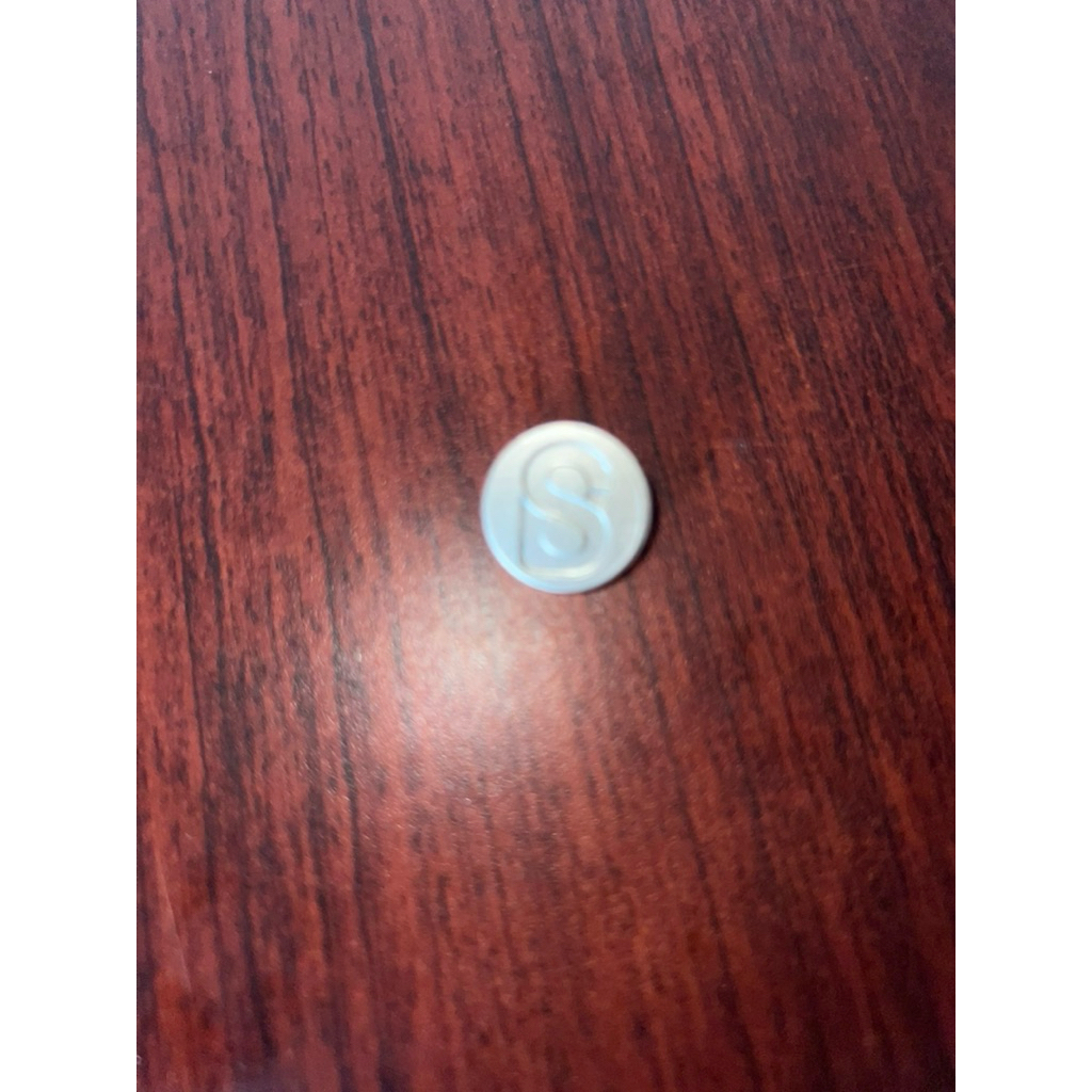 PIN DAGU BUTTONSCARVES Round Signature Brooch Buttonscarves