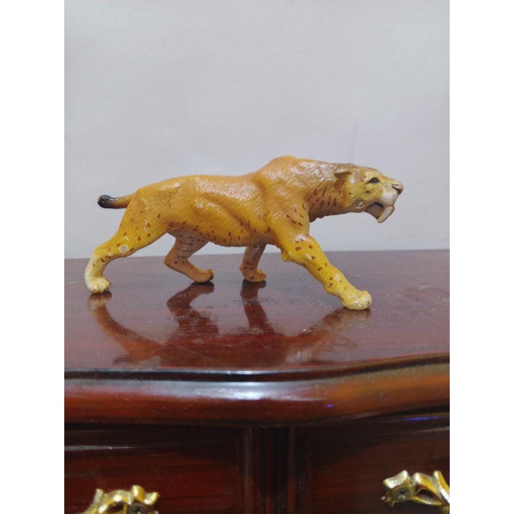 figure saber toothed Tiger tomy
