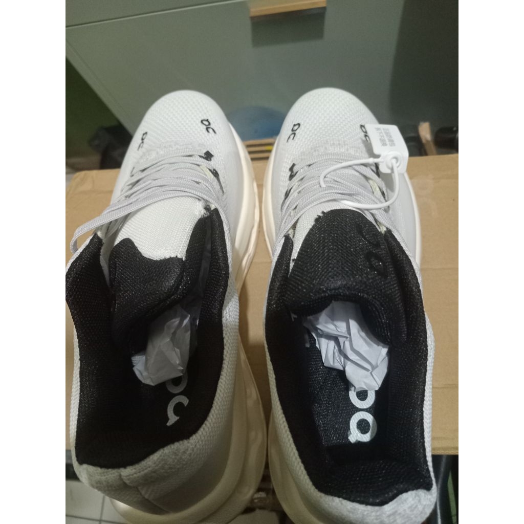 Sepatu Running ON CLOUDTILT crem BNWB