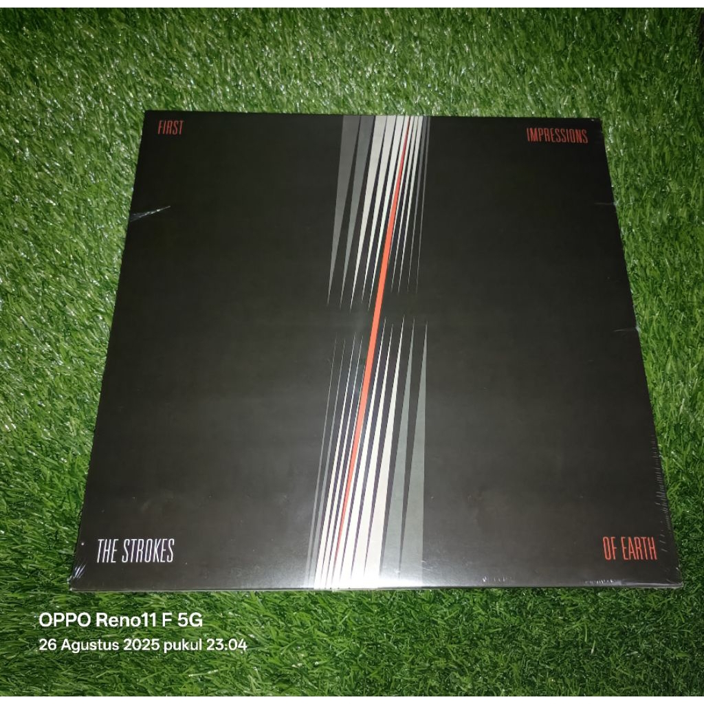 vinyl piringan hitam The Strokes ‎– First Impressions Of Earth