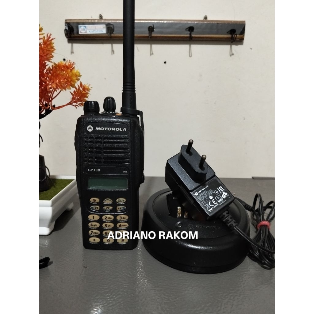HT Motorola GP338 VHF second Ori segel lengkap charger