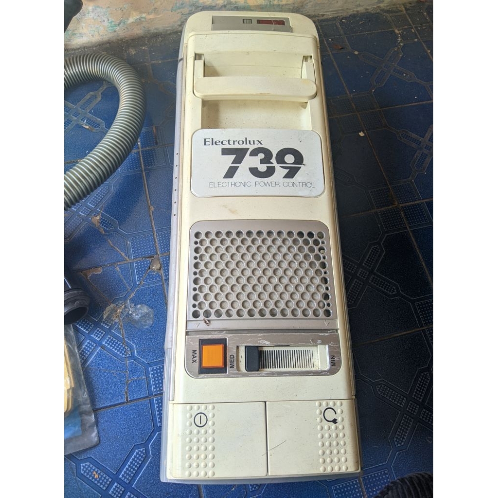 penyedot debu Electrolux 739 bekas