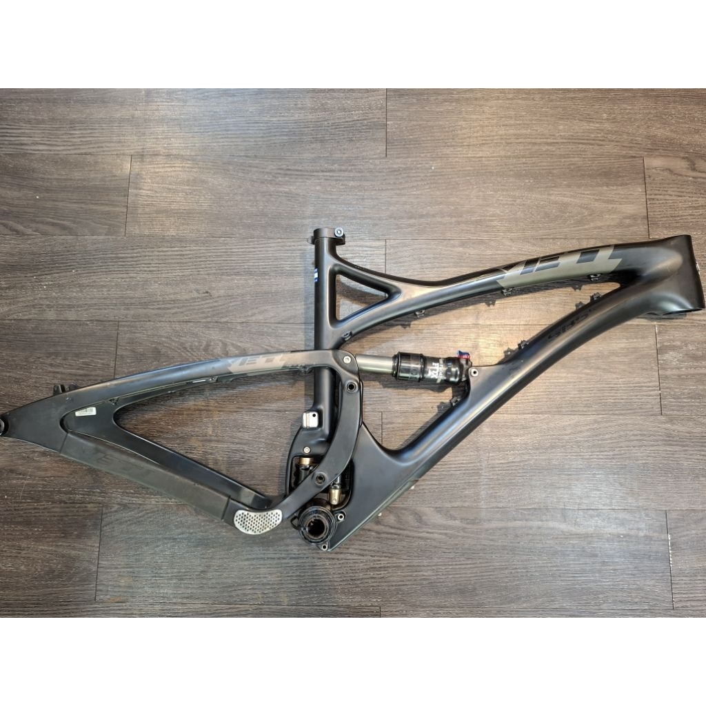 Frame Sepeda MTB YETI SB5C size S/M ,Rearshock FOX ,BB Praxis. minus lecet pemakaian wajar