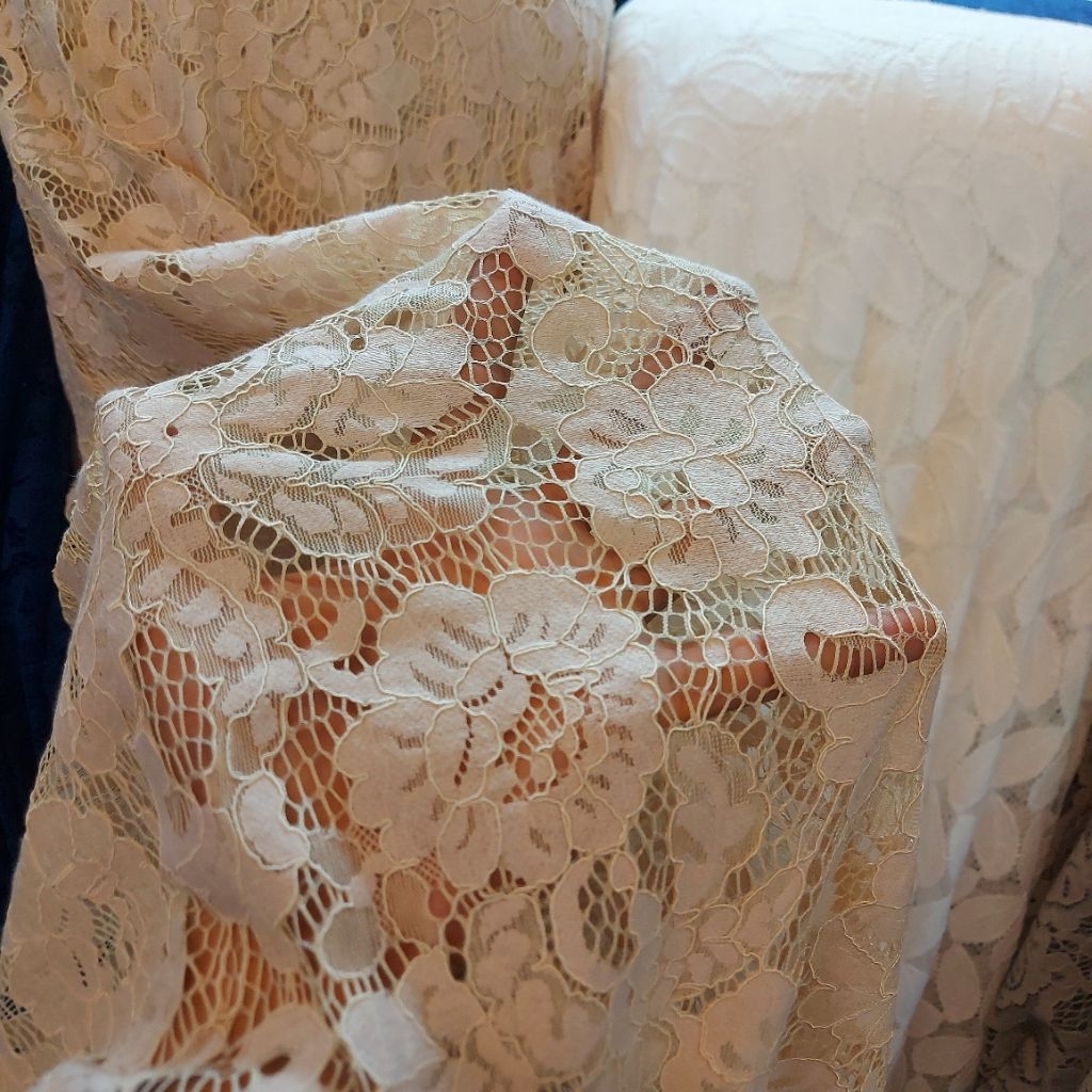 kain brokat premium  - kain brokat renda - kain brokat fatmawati - kain brokat luxury ( cream ) G