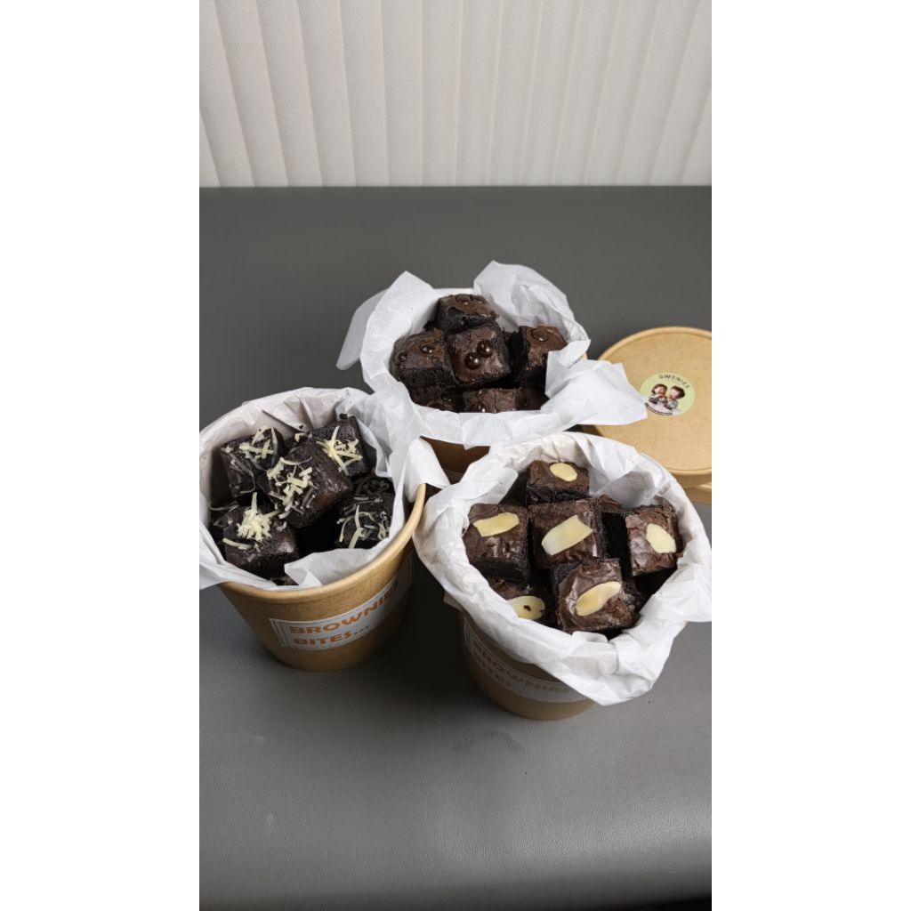 

Brownies Bites Premium Gwenies 200gr – Cemilan Manis Coklat Fudgy
