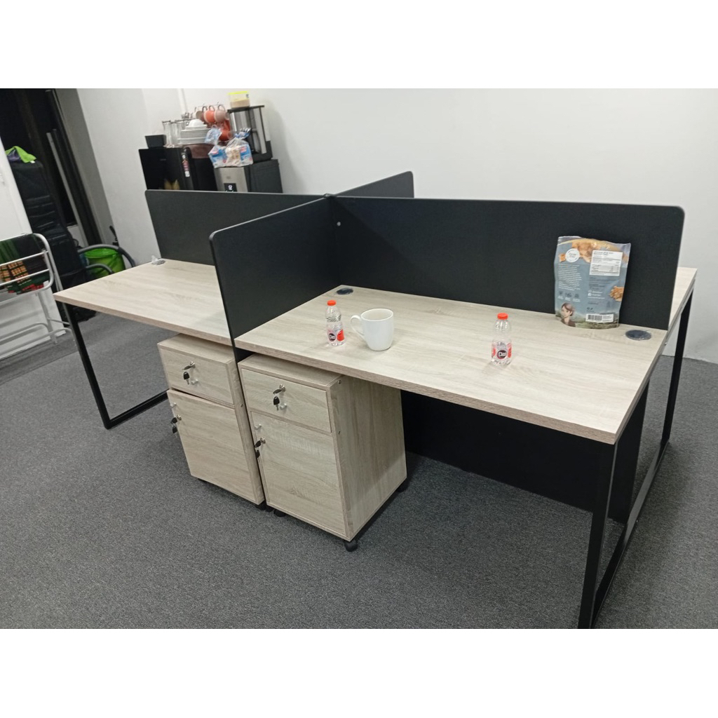 Meja Kantor kerja Partisi 4 staff dengan laci