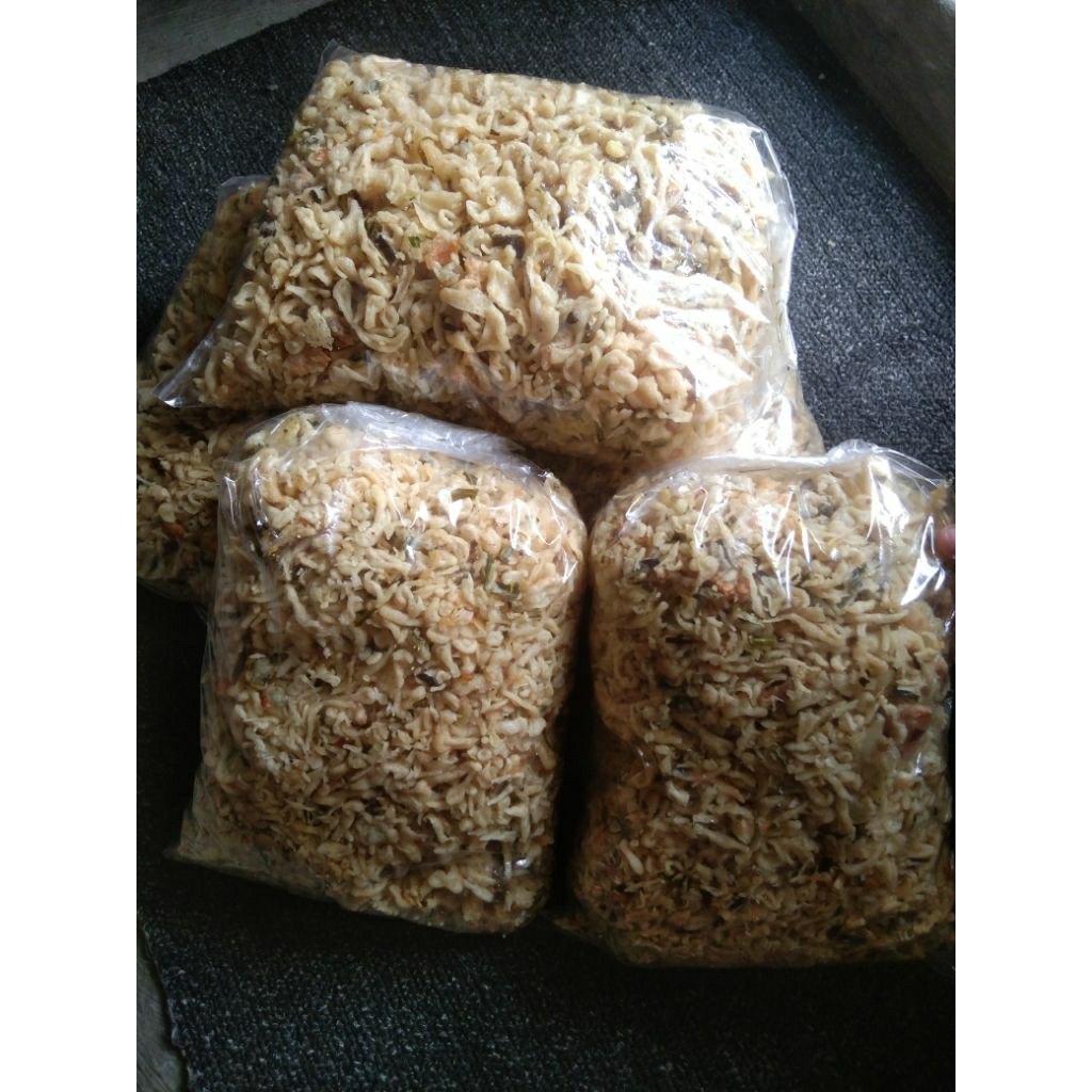 Kremesan tepung keripik tempe atau remahan peyek tempe.