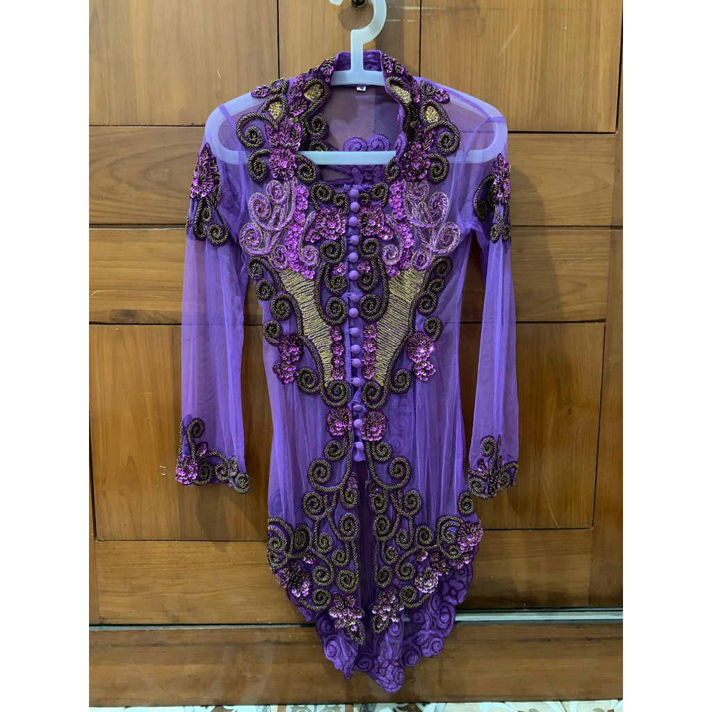 kebaya ungu