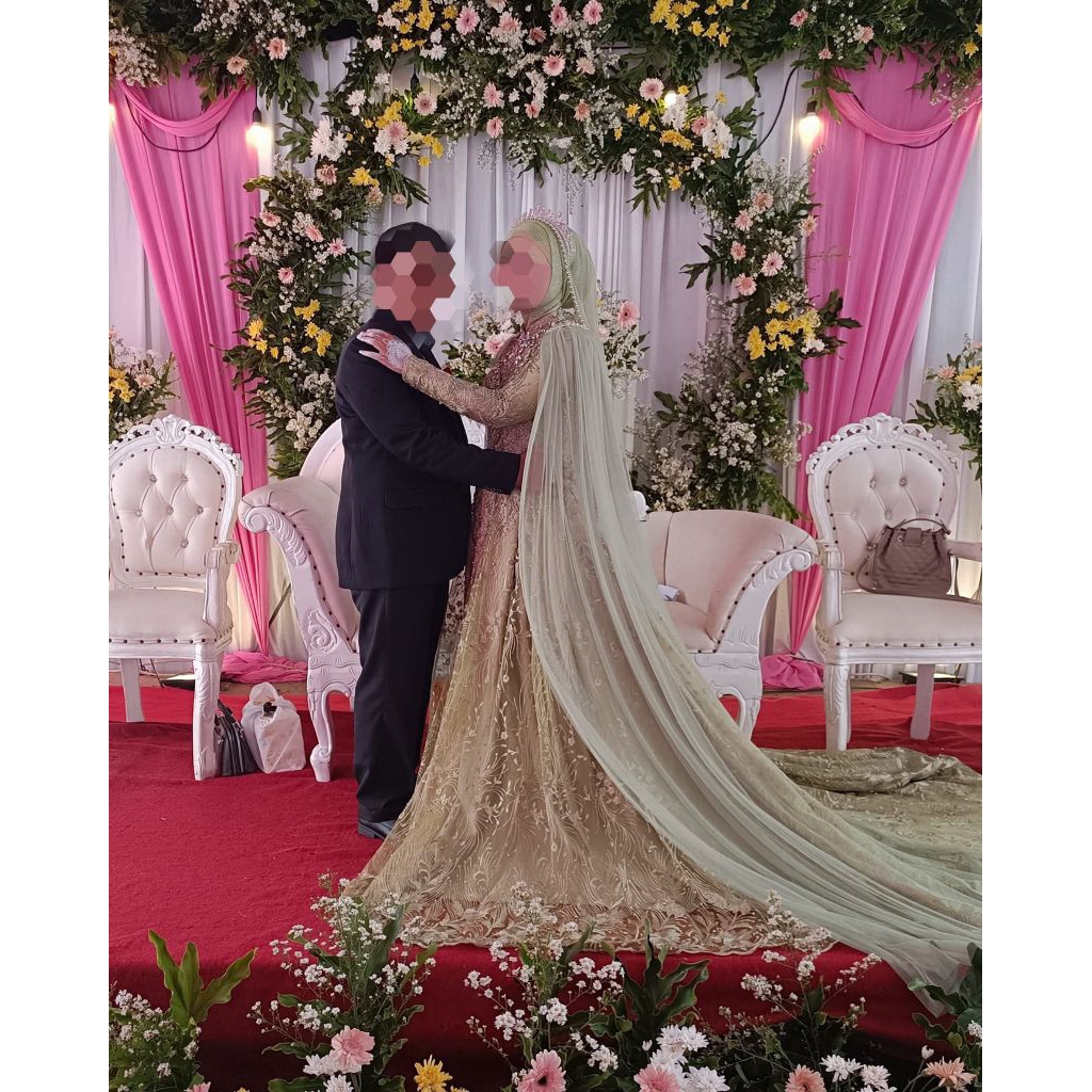 gaun pengantin preloved (pernah pakai) berekor menyatu warna hijau sage