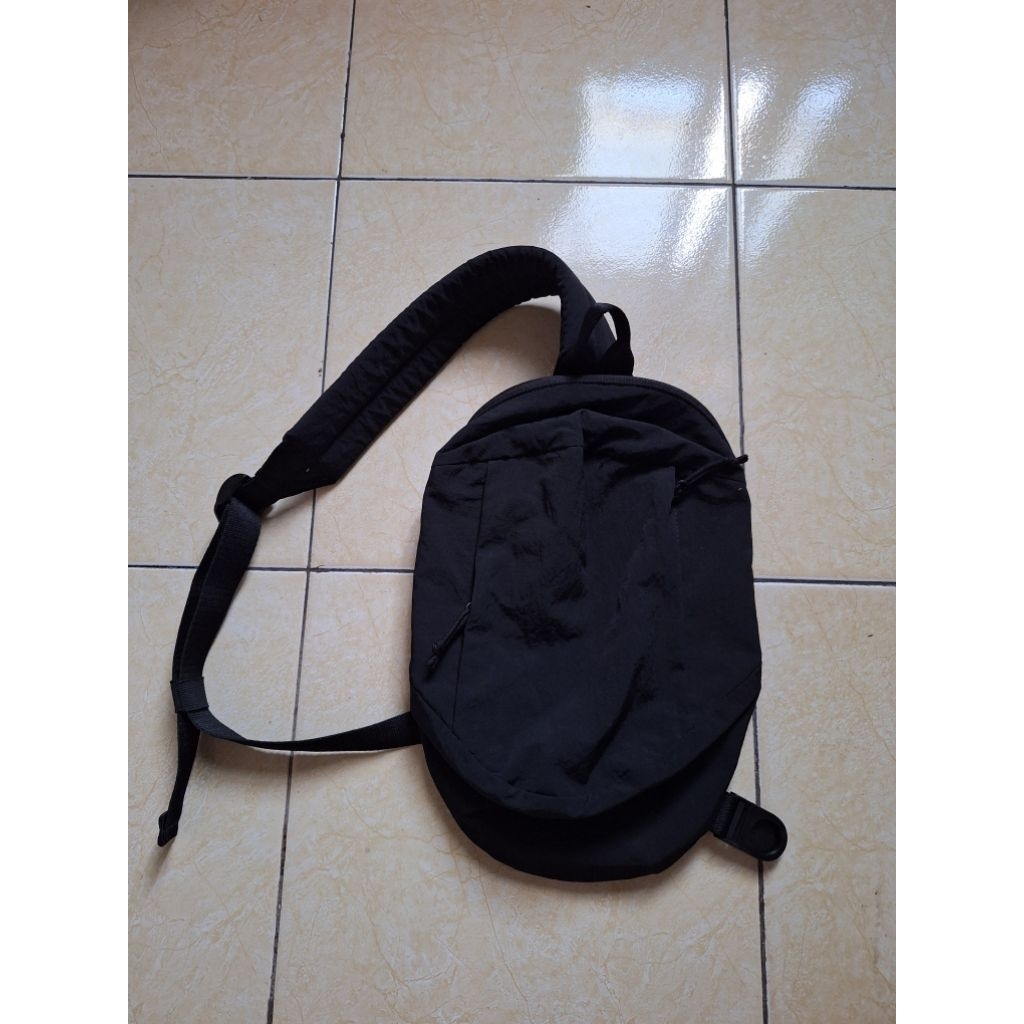 Tas Uniqlo Hitam Second