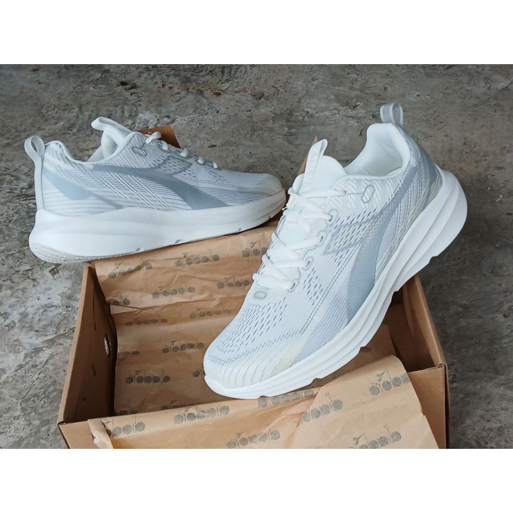 sepatu lari joging sport runing pria diadora putih original