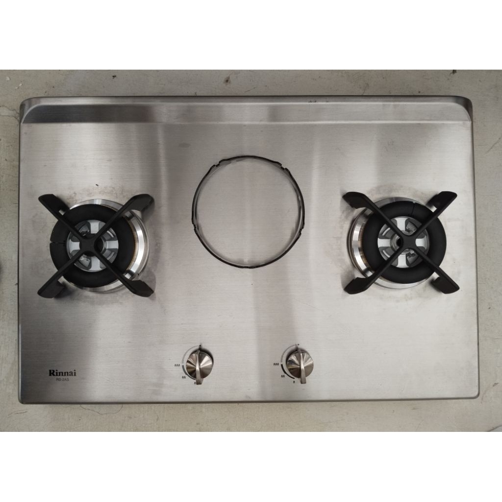 kompor gas tanam Rinnai dengan dua tungku dan satu lubang kosong di tengah
