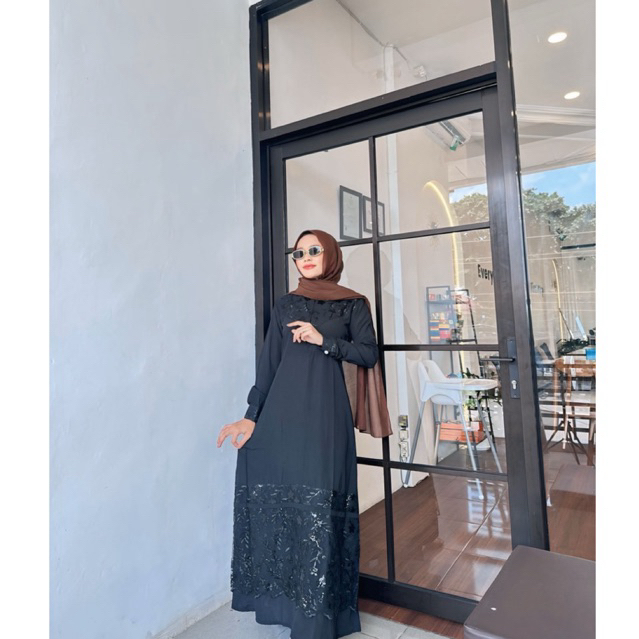 Gamis hitam dengan aksen brokat mewah