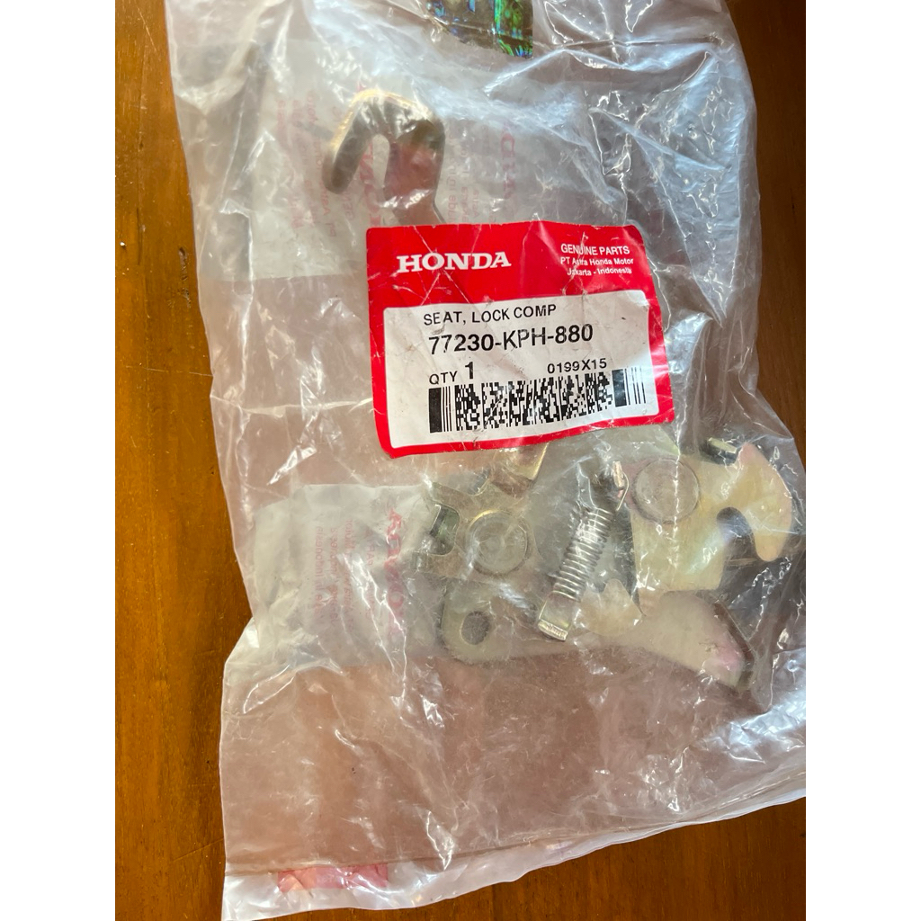 Engsel Dudukan Lawan Kunci Jok Dalam Honda Karisma D X Karisma 125 77230-KPH-880