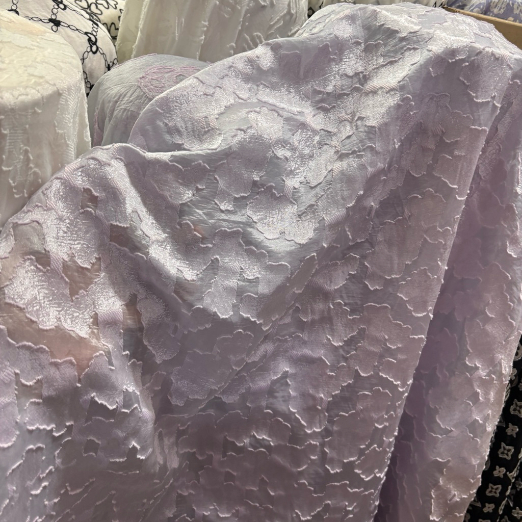 Kain Organza Bordir Bunga Timbul Ungu – Bahan Kebaya & Gaun Pesta Mewah Elegan