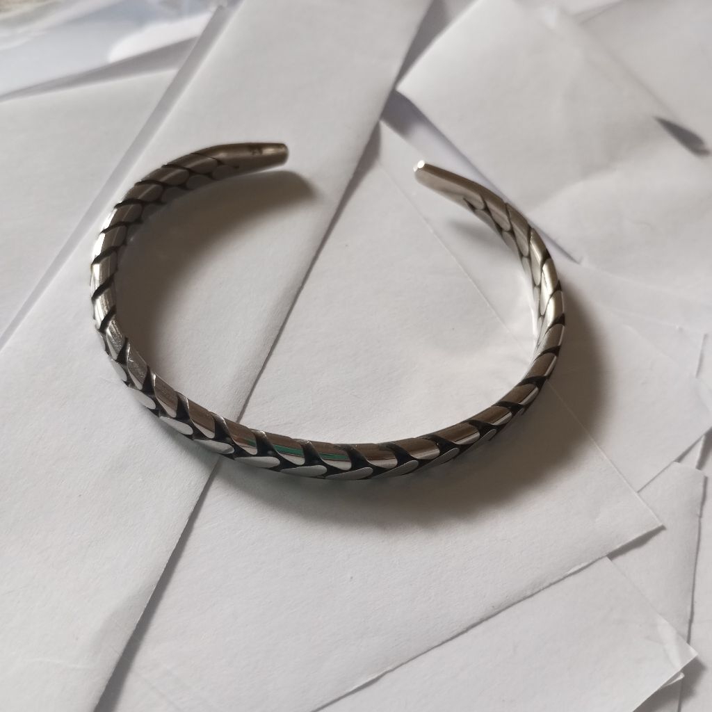 Gelang Besi Putih Anyaman Papua