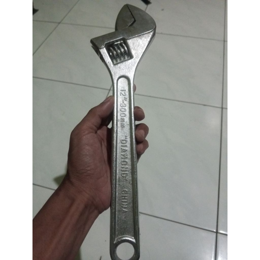 Kunci inggris 12inch 300mm kwalitas bagus kuat dan tahan lama bahan tebal...Diamond punya...