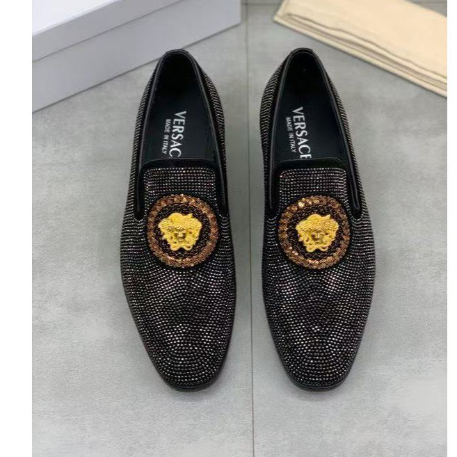 Sepatu kulit bisnis untuk pria Vers@ce