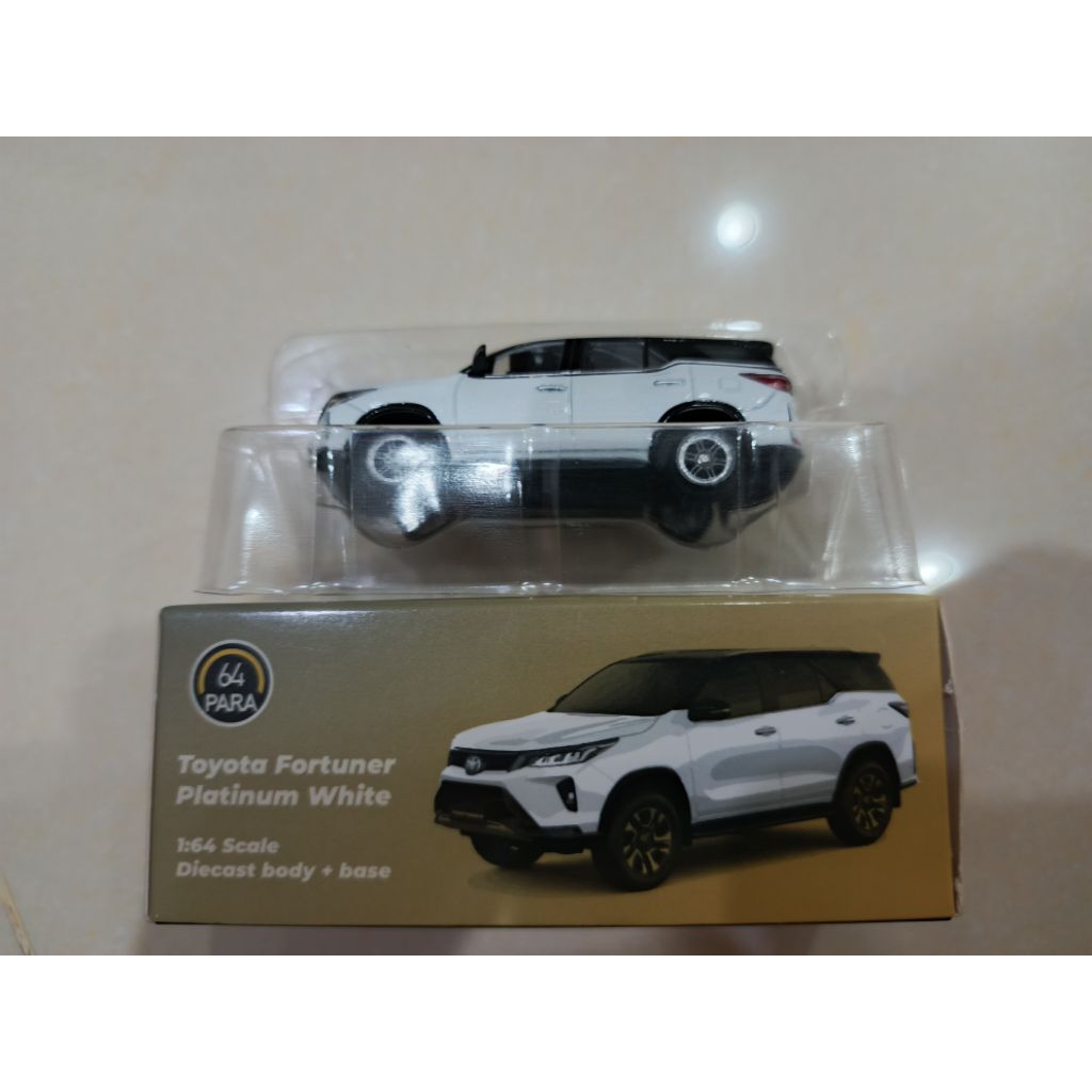diecast 64 para Toyota Fortuner