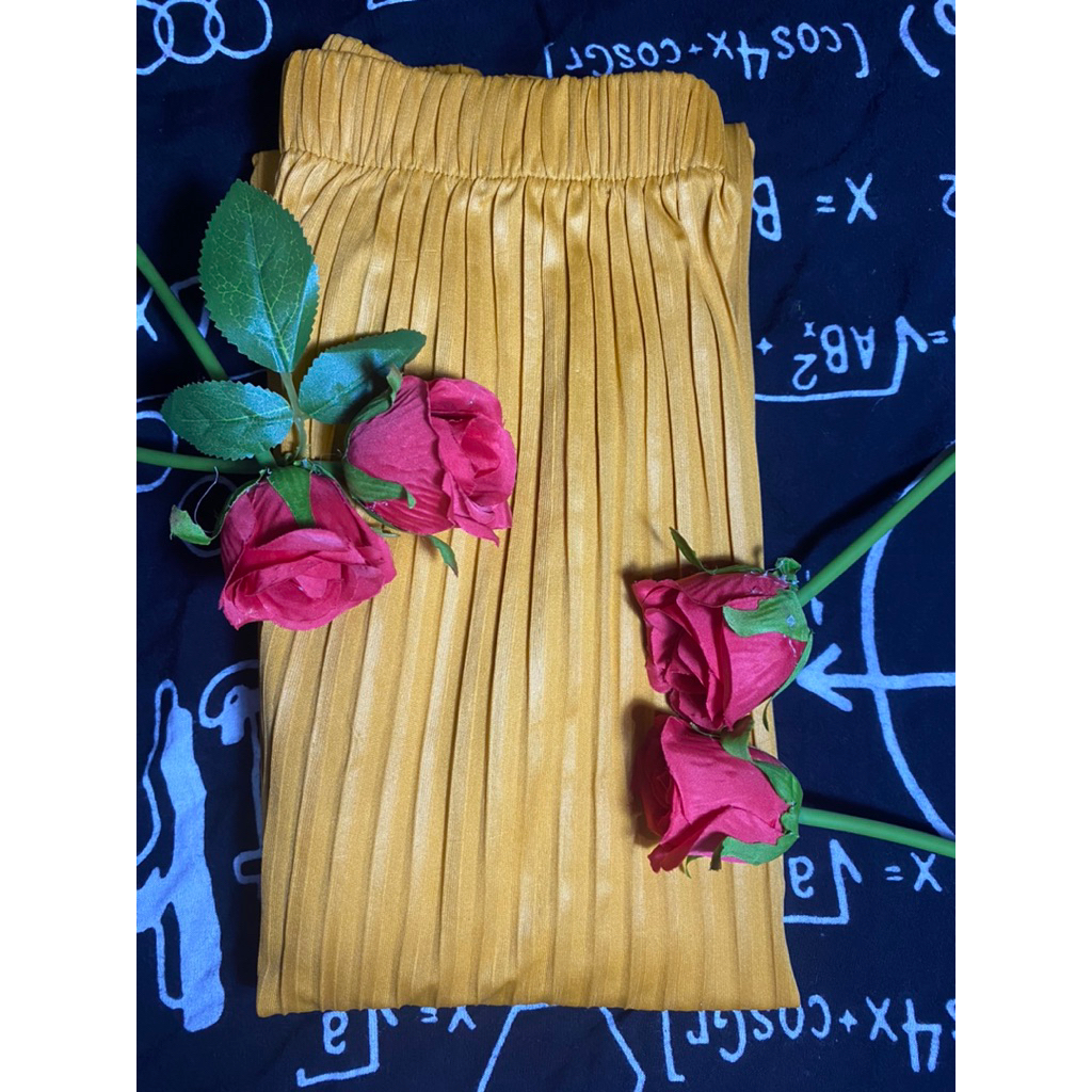 Rok plisket wanita warna kuning