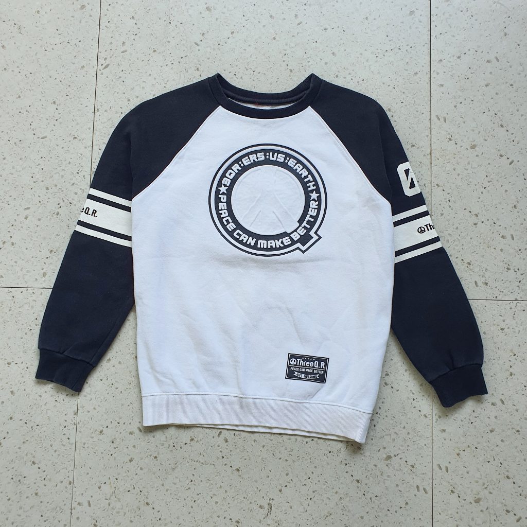 Baju Kaos Sweater Three QR / Size S - LD 50 cm / Bekas - Second - Preloved