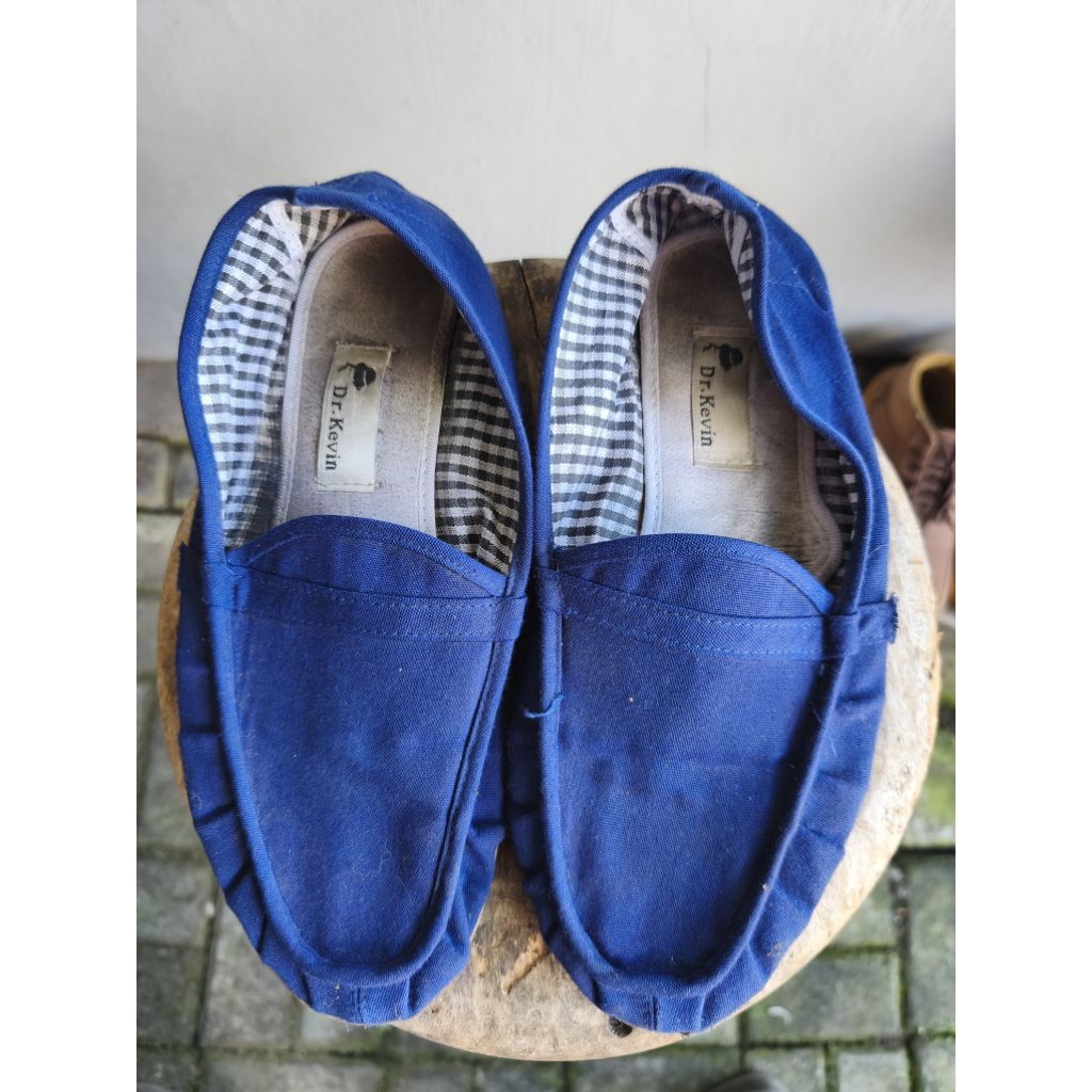 Sepatu slip on merk dr. kevin