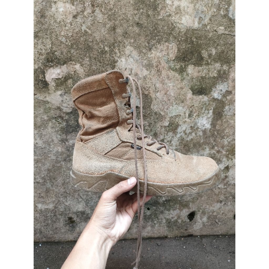 Sepatu second outdoor, Treksta size 42,5 (27,5 cm)