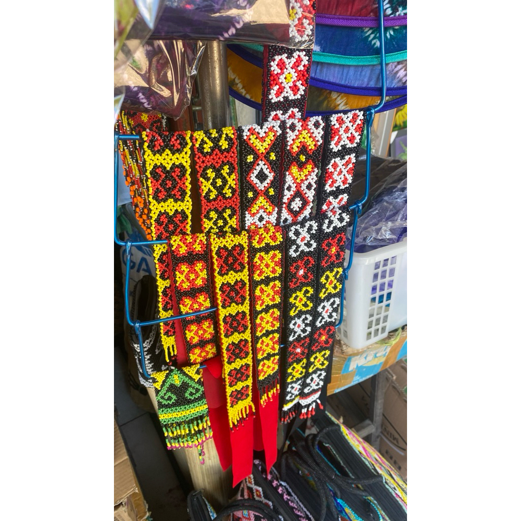 Ikat Kepala Manik Adat Dayak Khas Kalimantan