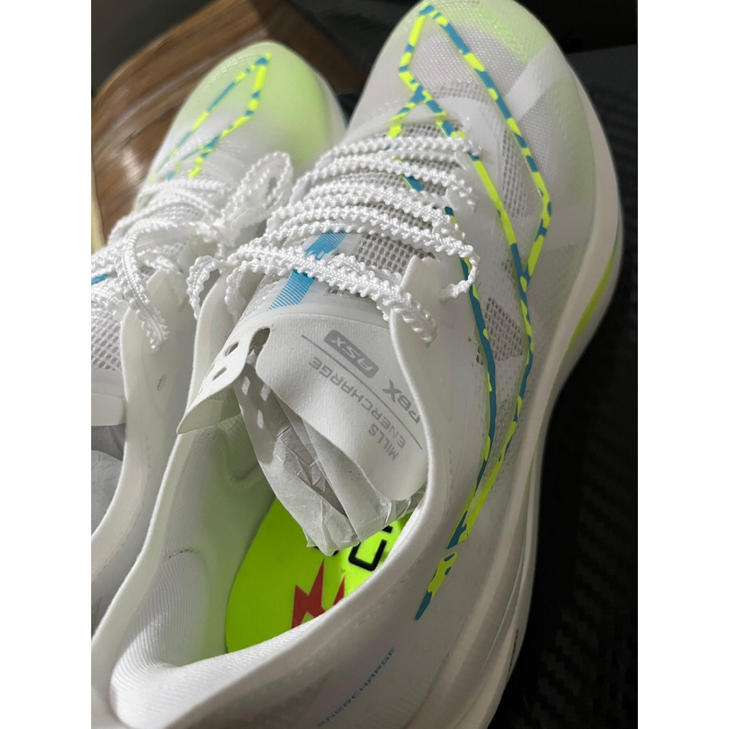 SEPATU RUNNING MILLS ENERCHARGE M1 WHITE/OCEAN.BLUE/NEON 42