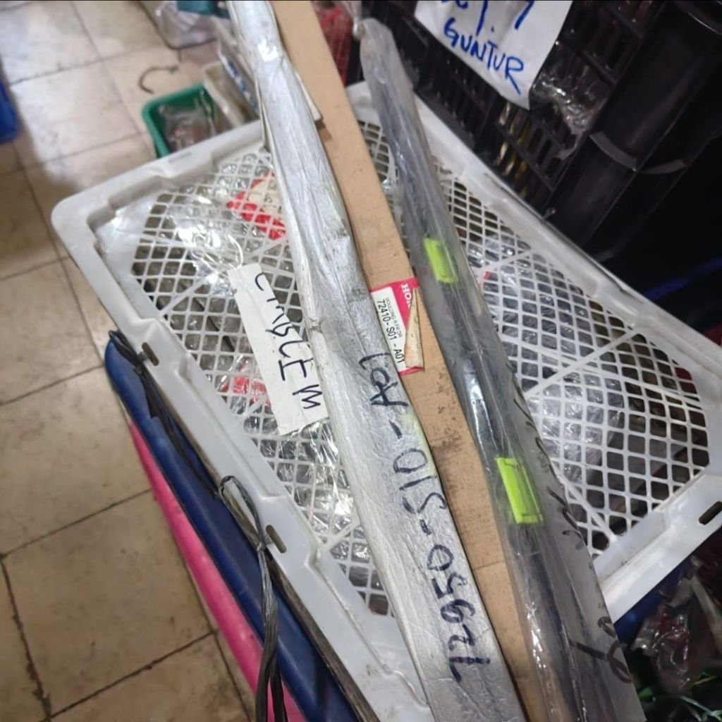 List pelipit kaca belakang kiri honda crv rd1 gen1 2000 - 2001 original