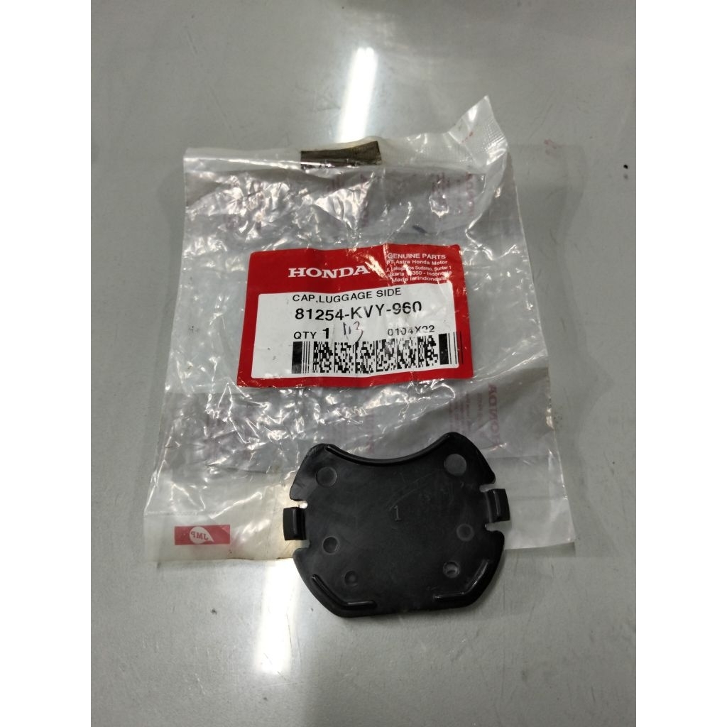 Cap luggage side pada bagasi barang untuk motor Beat carbu number part 81254KVY960
