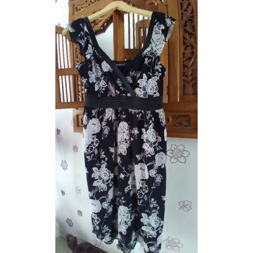 Dress Hitam Putih Bunga2 Preloved Second Branded CAROLINE KOSASIH ( LD 100 P 100 )