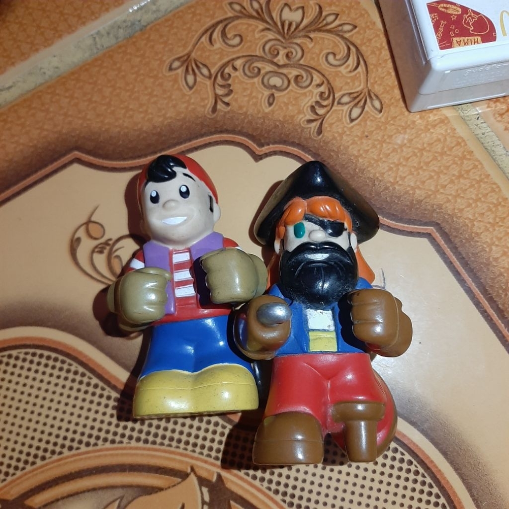 figur bajak laut little tikes mirip little people