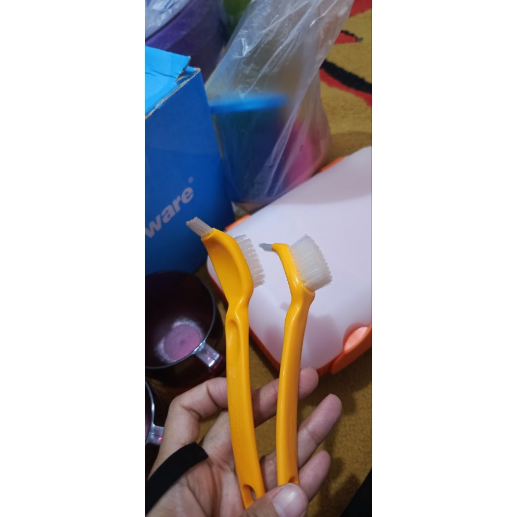 Sikat Tupperware kecil