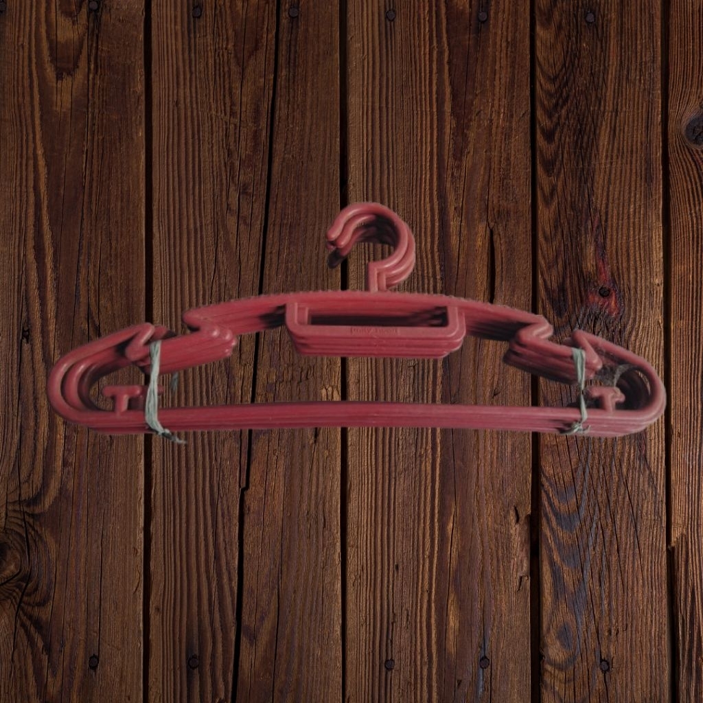 Hanger/gantungan baju plastik warna merah ( isi 6 pcs)