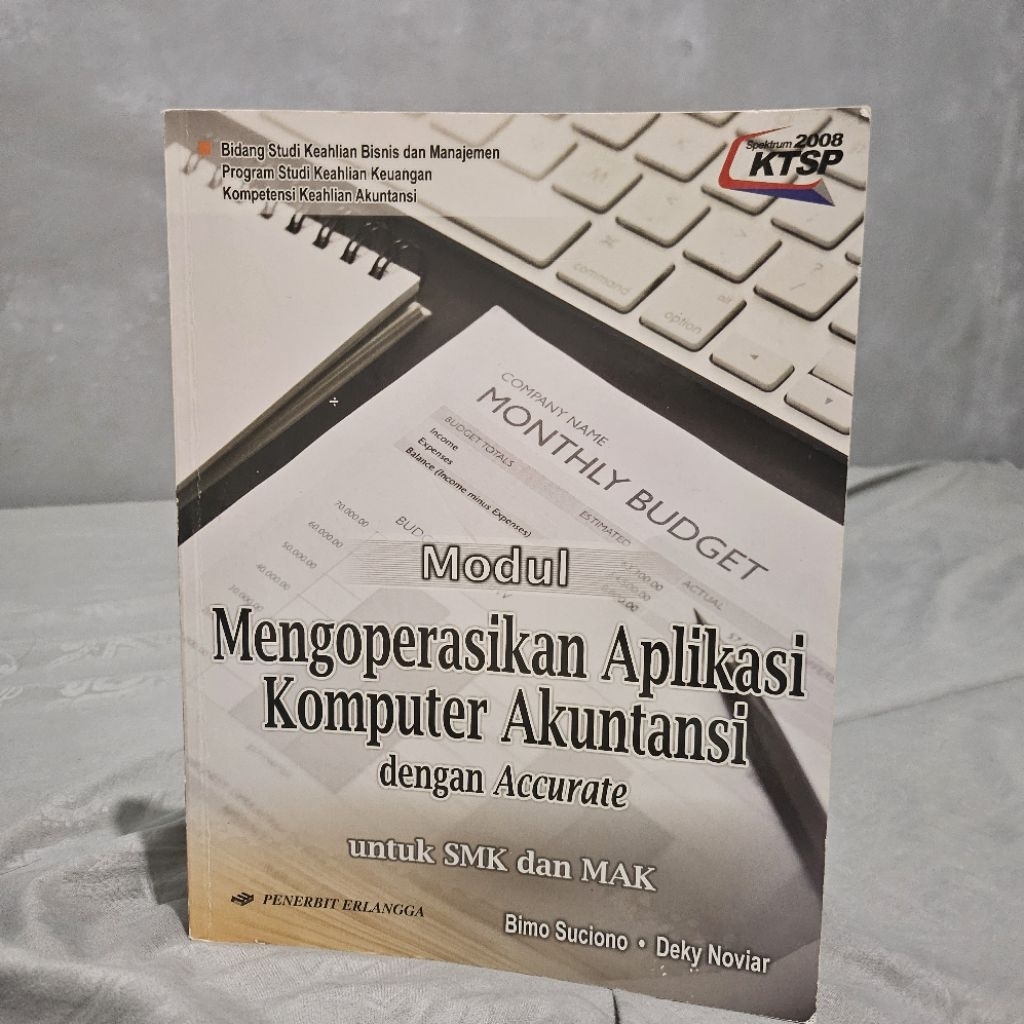 Buku Mengoperasikan Aplikasi Komputer Akuntansi dengan Accurate