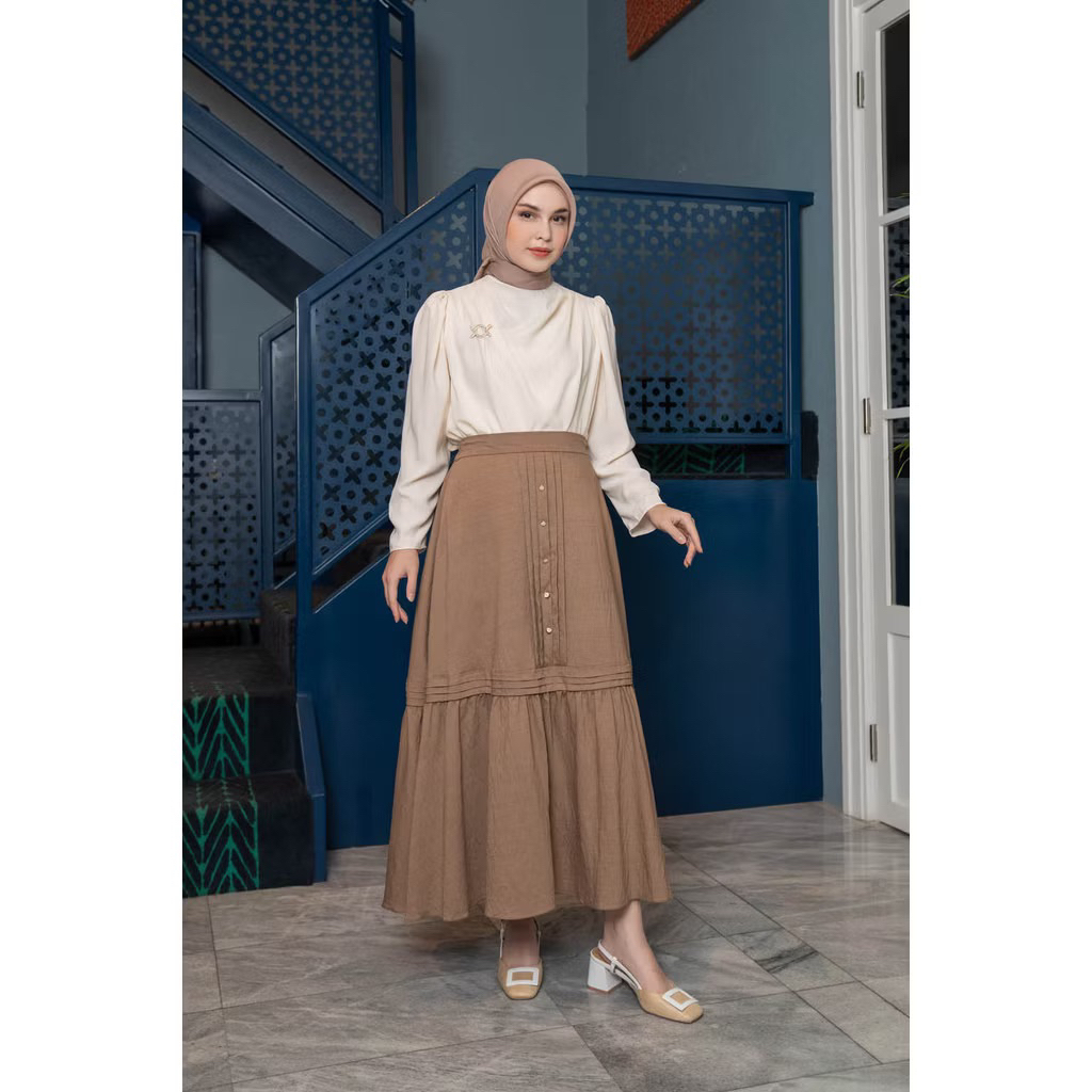 Skirt wearing Klamby