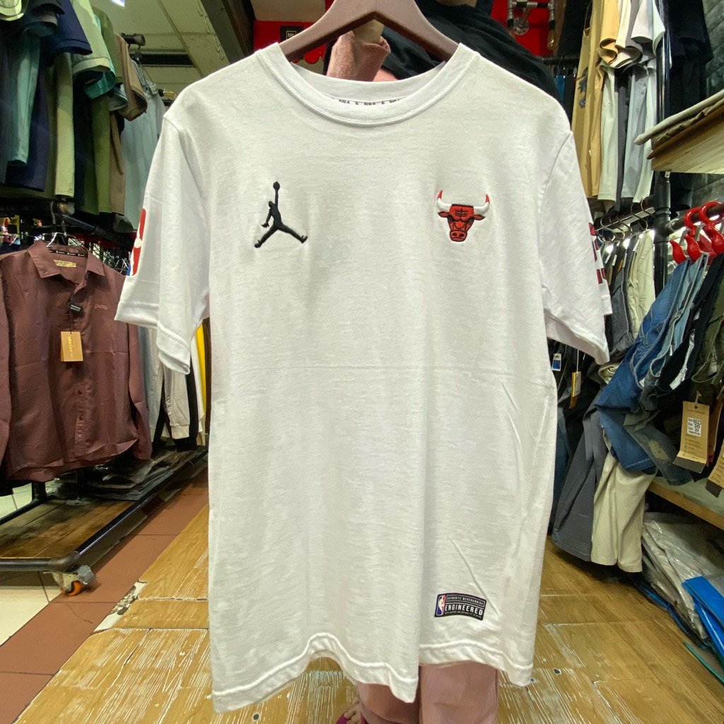 Baju Kaos Pria NBA Basket Putih Merah Hitam Ukuran M XL dengan Logo Basket dan Jordan