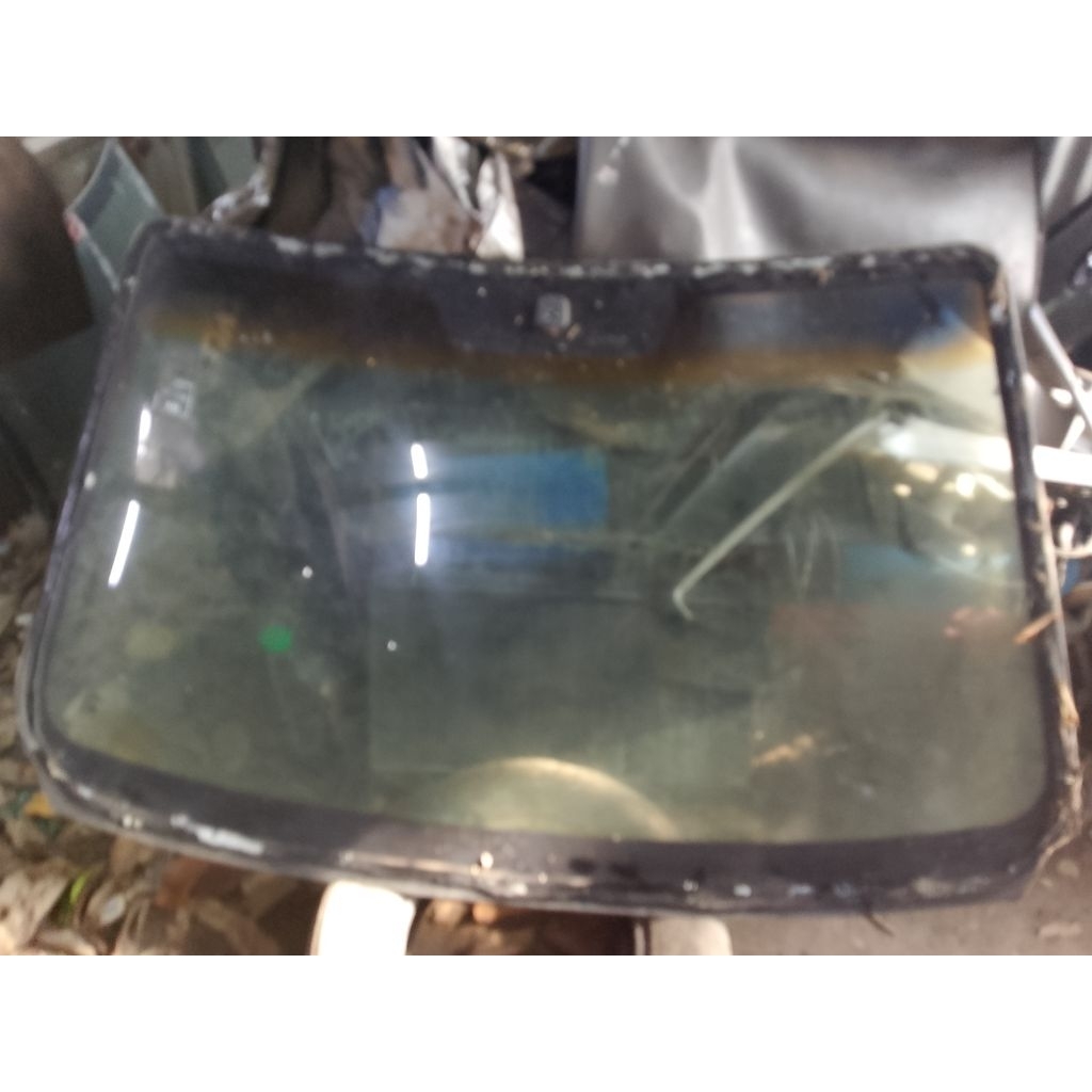 kaca depan kia Carens 2